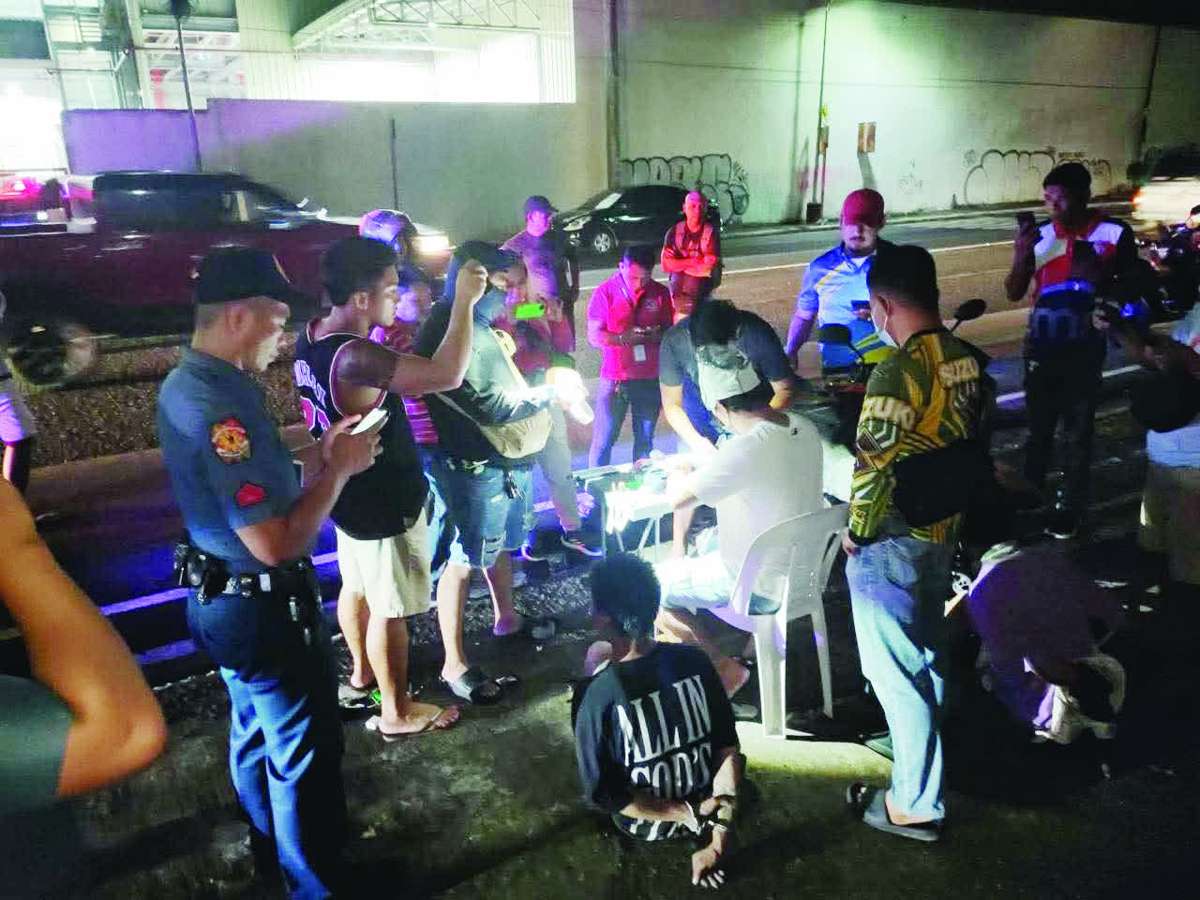 An immediate hot pursuit resulted in the arrest of the suspects involved in the shooting of police intelligence operatives along Magsaysay Avenue in Bacolod City’s Barangay Singcang Airport on Wednesday, June 3, 2026. (PRO-NIR photo)