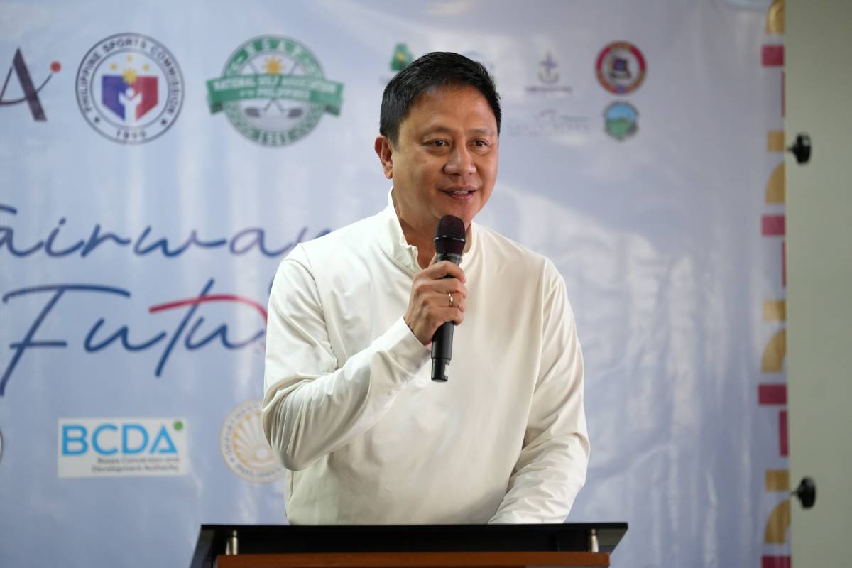 PSC Chairman Patrick “Pato” Gregorio leads the distribution of golf equipment from BingoPlus photo by PSC