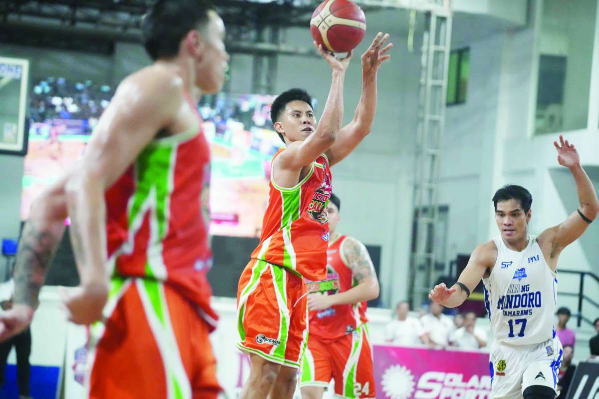 Ced Ablaza delivers for the Batangas City Tanduay Athletics against the Negros Hacienderos. (MPBL photo)