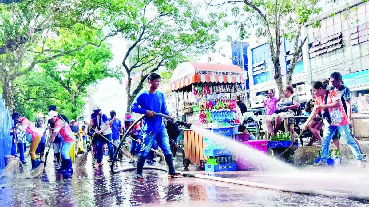 Photo shows the clearing and cleaning operations at the Bacolod Public Plaza while the site is undergoing renovation. The vendors are placed in temporary designated areas so that they can continue their livelihoods while cleaning and removing illegal structures and obstructions is ongoing. (Bacolod City Communications Office photo) 