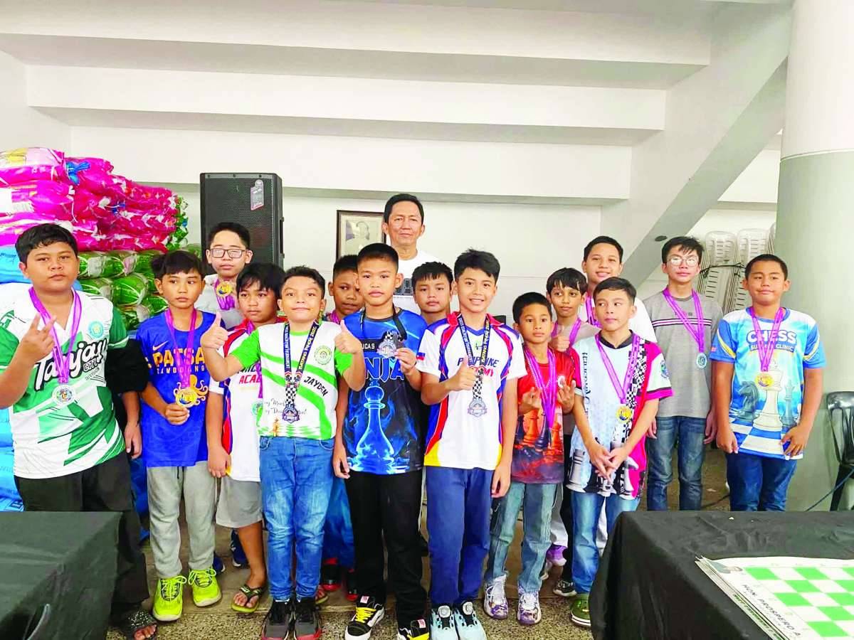 Some of the qualifiers for the Batang Pinoy chess tournament. (Antonio Olendo photo)