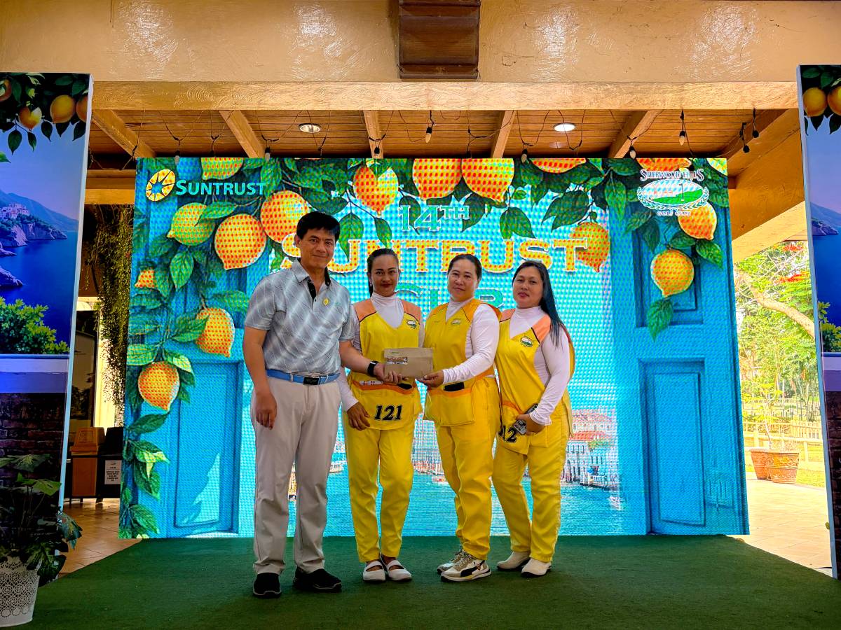 Suntrust President Atty. Harry Paltongan turns over ₱100,000 to Sherwood Hills caddies for the Caddies’ Emergency Fund