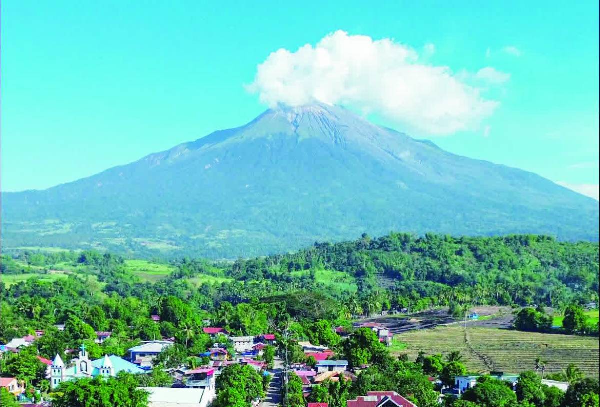 The current volcanic degassing suggests a reduced likelihood of sudden pressure buildup inside Kanlaon compared to a sealed volcanic system, the Philippine Institute of Volcanology and Seismology says. (Miss Ching Lagawing photo)