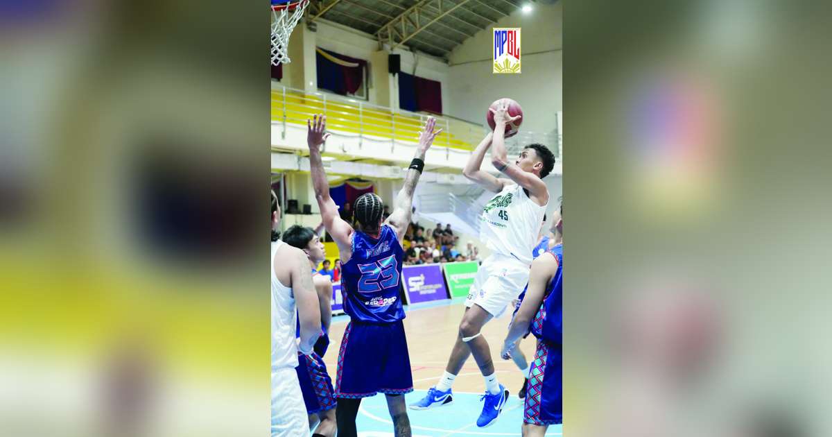 Limuel Tampus strikes for the Cebu Greats against Bacolod Masskara. (MPBL photo)