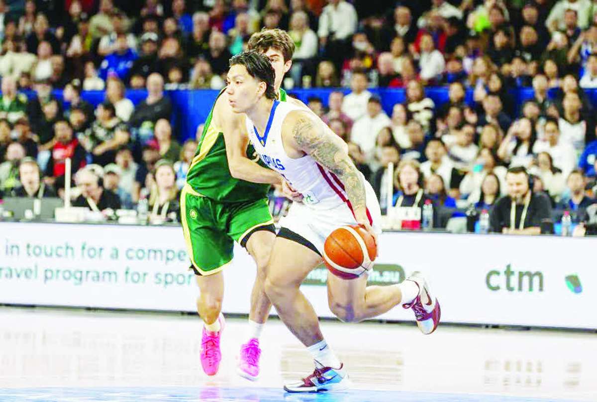 Gilas Pilipinas’ Dwight Ramos in action against Australia in the third window of the 2027 FIBA World Cup Asian Qualifiers. (FIBA photo)
