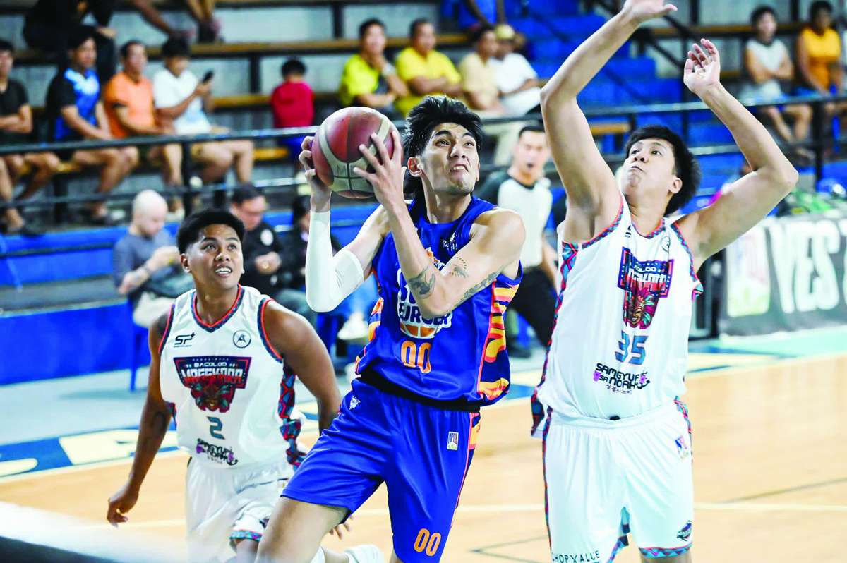 Jason Strait delivers for the Marikina Shoemasters against Bacolod Masskara. (MPBL photo)