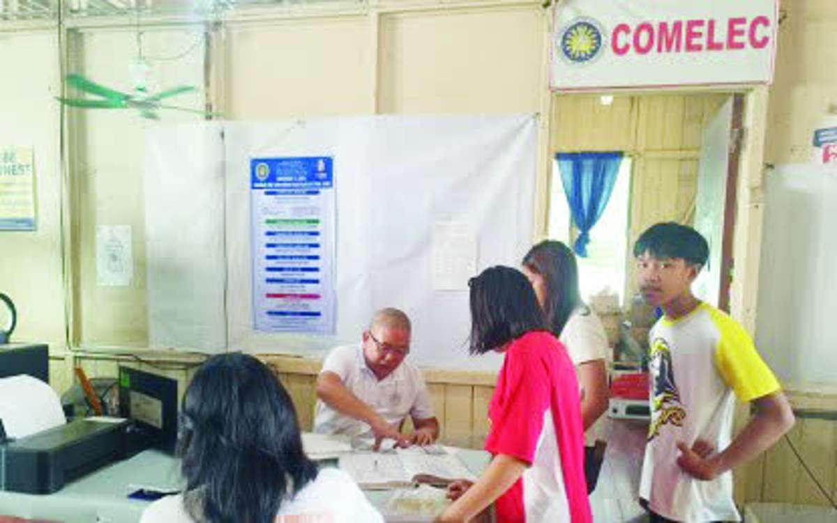 Voters flock to the Commission on Elections (Comelec) office in Bacong, Negros Oriental on May 18, 2026, the last day of voter registration for the barangay and Sangguniang Kabataan elections. The Comelec in the Negros Island Region said 4,151,396 voters were registered for the November 2, 2026 polls. (Comelec-Bacong Facebook photo)