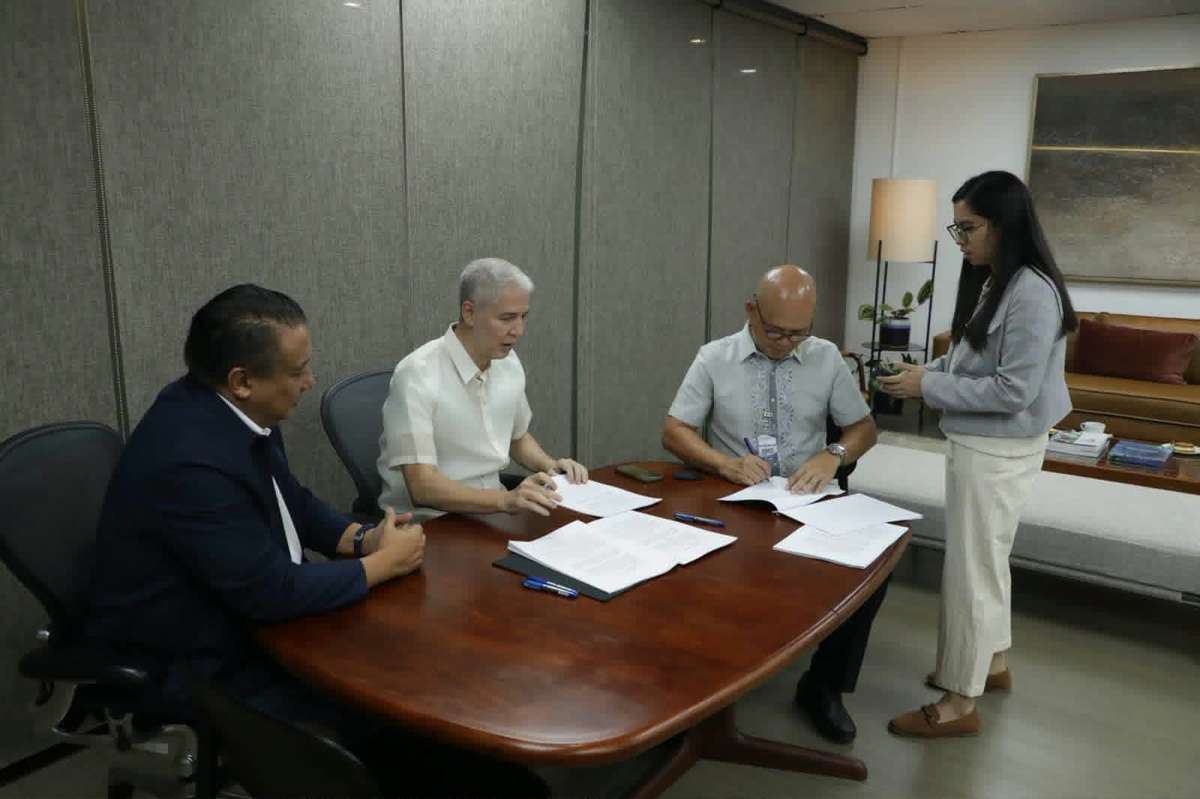 Negros Occidental Governor Eugenio Jose Lacson and Provincial Administrator Rayfrando Diaz II sign a memorandum of agreement with the Department of Education (DepEd), represented by Undersecretary Peter Corvera, for the construction of classrooms in eight public schools in the province at the DepEd Central Office on July 9, 2026. (Negros Occidental Provincial Government photo)