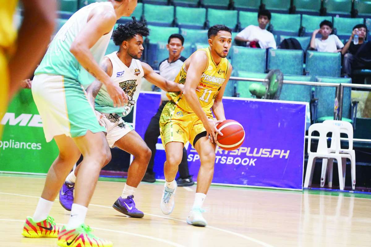 Ryusei Koga delivers for the Parañaque Patriots against the Negros Hacienderos. (MPBL photo)