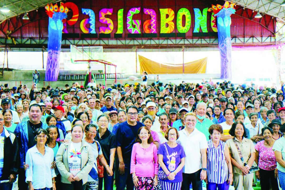 About 5,000 senior citizens in Barangay Granada, Bacolod City received sacks of rice during the distribution of government assistance on July 11. Around 40,000 elderly residents who are not covered by local or national social pension programs are set to receive 40 kilos of rice each under the "Sa Bagong Pilipinas, Bawat Bayan Makikinabang" program. (Bacolod City Communications Office photo)