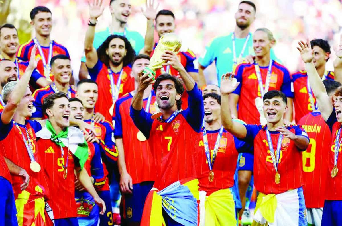 Ferran Torres lifts the trophy with teammates after defeating Argentina to win the World Cup finals 2026 at the New York / New Jersey Stadium. (Kai Pfaffenbach / Reuters photo)