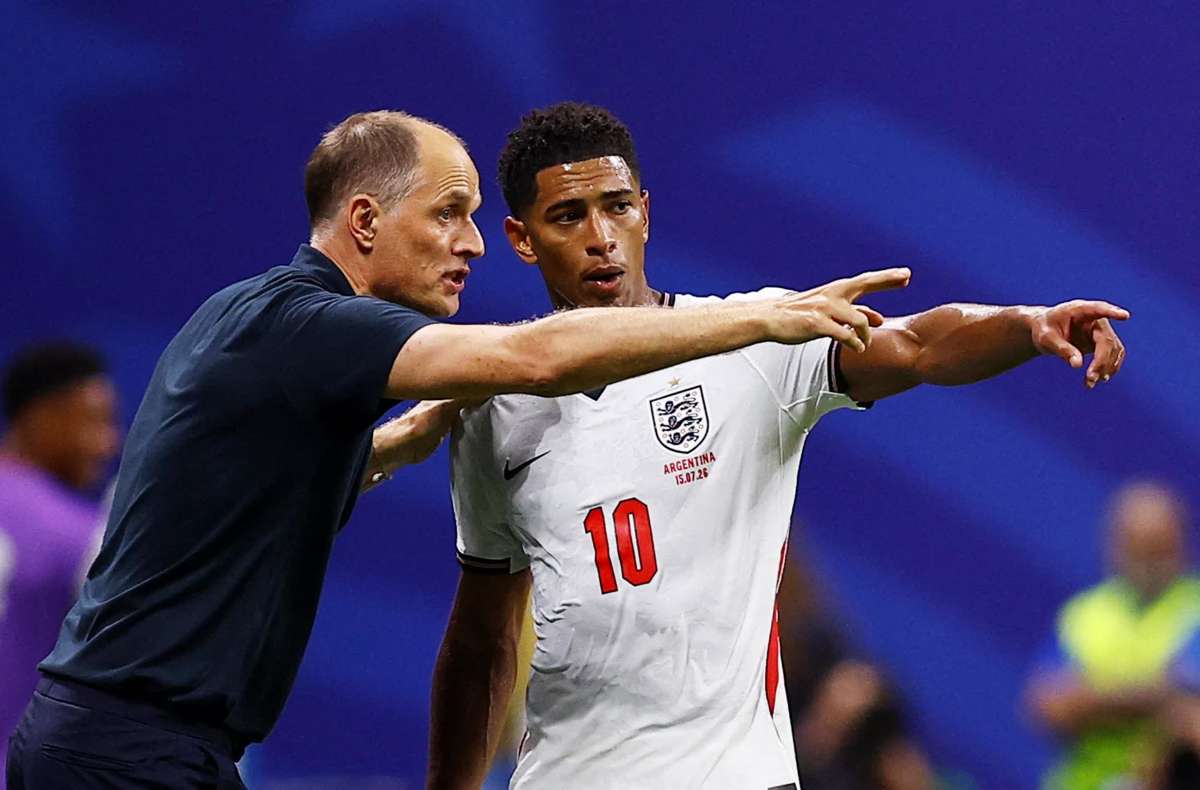 England manager Thomas Tuchel gives instructions to Jude Bellingham. (Agustin Marcarian / Reuters photo)