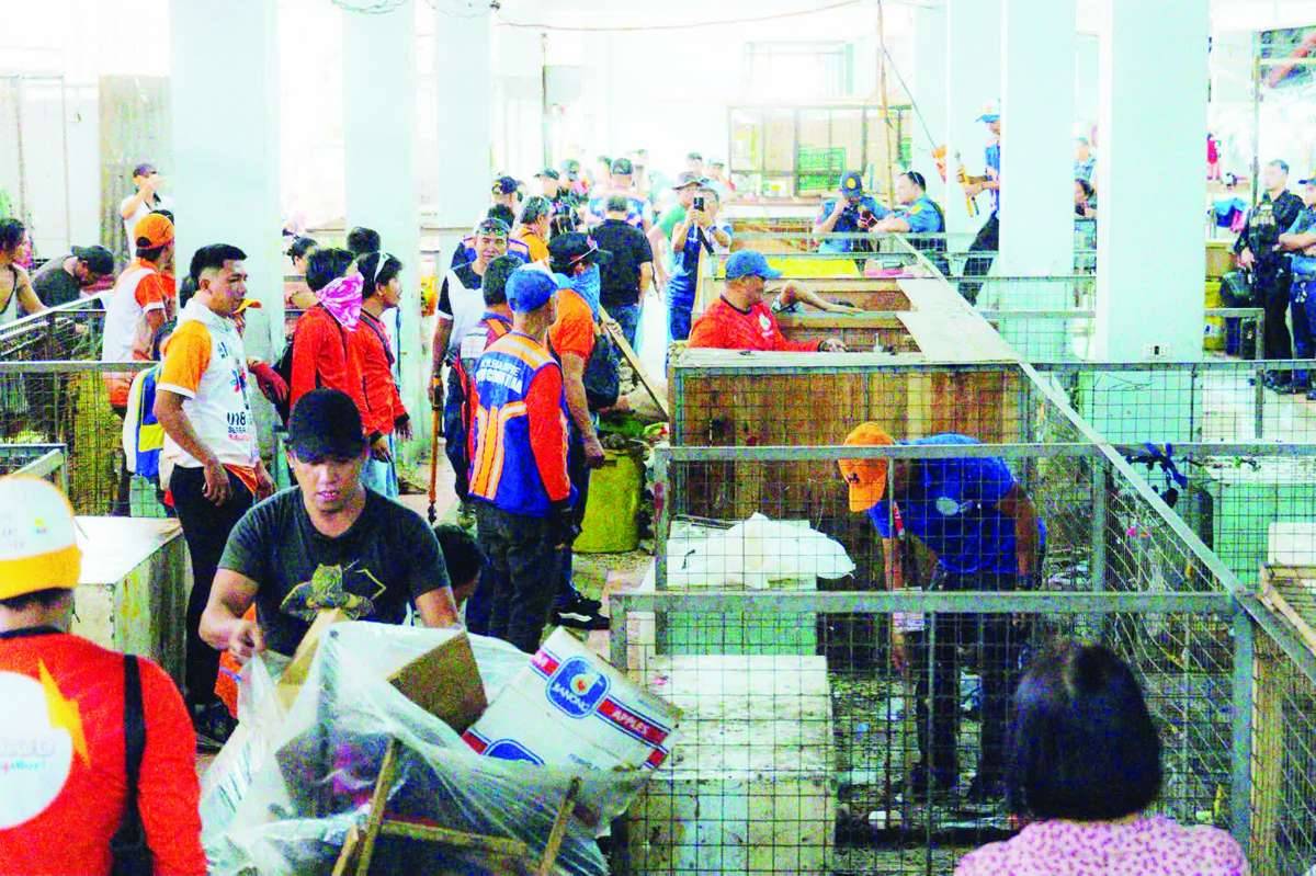 Personnel from the Bacolod City Legal Office’s enforcement team cleared 97 stalls inside the Libertad Market Annex Building and ejected 40 unauthorized dwellers during a clearing operation on July 1, 2026. (Bacolod PIO photo)